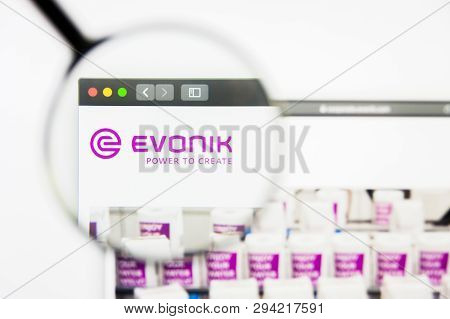 Los Angeles, California, Usa - 8 April 2019: Illustrative Editorial Of Evonik Website Homepage. Evon