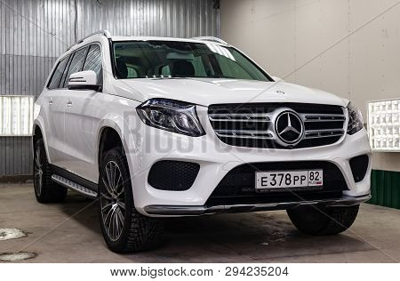 Novosibirsk, Russia - 08.01.18: Front View Of Luxury Very Expensive New White Mercedes-benz Gls 350d