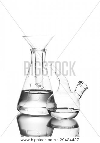 Matraz y gotero de Schuster con agua y reflexión aislado en blanco