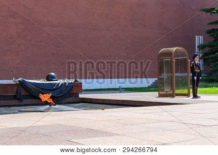 Moscow, Russia - June 03, 2018: Eternal Flame At Tomb Of Unknown Soldier In Aleksandrovskiy Garden I