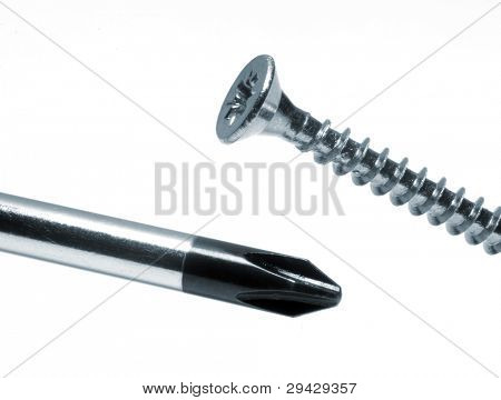Kreuzschlitz-Schraubendreher und Schraube over white background