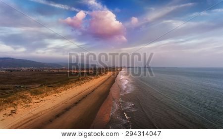 Editorial Aberavon, Uk - April 09, 2019: Evening Along The Stretch Of Golden Sand At Aberavon Beach 