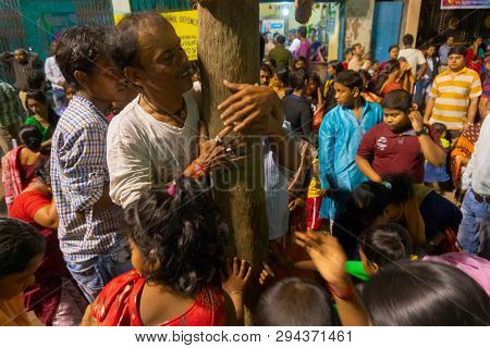 Howrah,west Bengal, India - April 15th, 2018 : Devotees Praying To Wood - During Gajan And Charak Pu