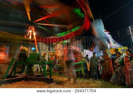 Howrah,west Bengal,india -april 15th, 2018 : Children Are Riding On Nagordola- A Traditional Amuseme
