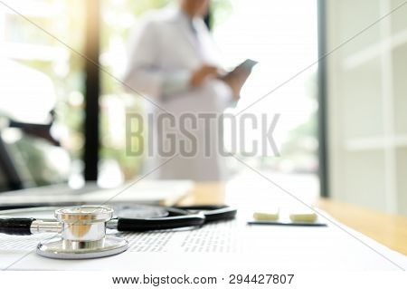 Professional Doctor Use Computer