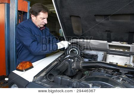 la voiture dans le garage de réparation mécanique