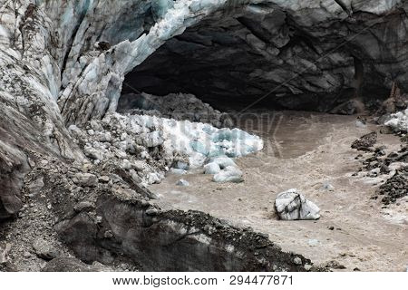 An image of the Franz Josef Glacier at the moment of breaking off, New Zealand
