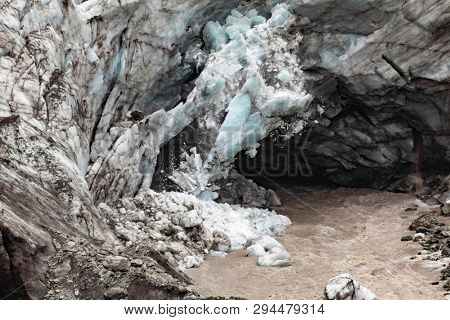 An image of the Franz Josef Glacier at the moment of breaking off, New Zealand