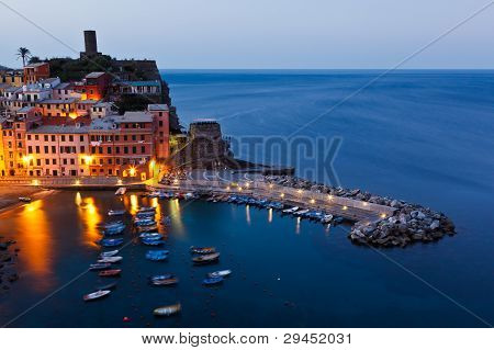 ท่าเรือในหมู่บ้านประวัติศาสตร์ Vernazza ในเวลากลางคืน ซินค์แทร์ อิตาลี