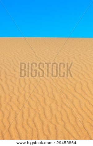 Cielo e deserto. Dune di sabbia modellate dal vento. Portogallo.