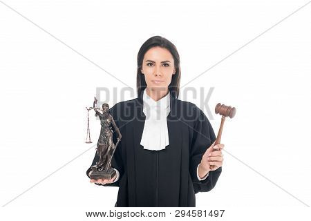 судья в мантии с молотком