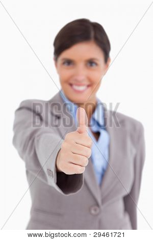 Close up del pollice up essendo dato da imprenditrici contro uno sfondo bianco