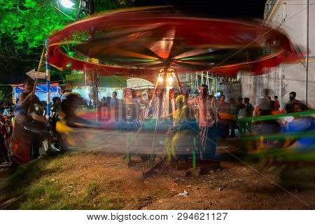 Howrah,west Bengal,india -april 15th, 2018 : Children Are Riding On Nagordola- A Traditional Amuseme