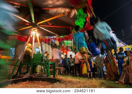 Howrah,west Bengal,india -april 15th, 2018 : Children Are Riding On Nagordola- A Traditional Amuseme