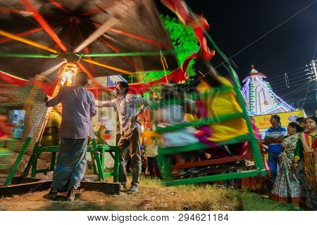 Howrah,west Bengal,india -april 15th, 2018 : Children Are Riding On Nagordola- A Traditional Amuseme