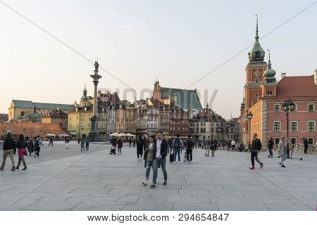 Warsaw, Poland. April 6, 2019.  A Panoramic View Of  Plac Zamkowy At Sunset.