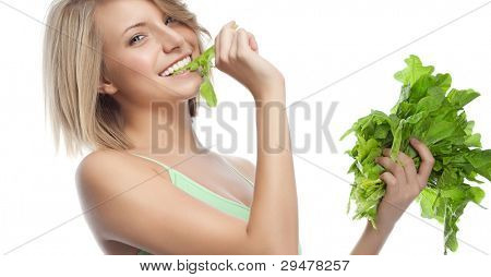 Ritratto di donna sorridente attraente indoeuropea isolata su bianco studio colpo mangiare salat