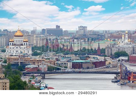 在莫斯科，俄罗斯的 Krymsky 桥。桥日 1938 年 5 月 1 日开幕，然后走进顶尖六桥