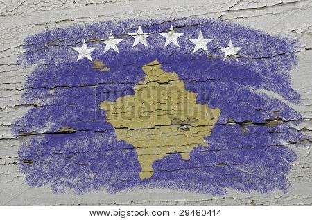 Flag af Kosovo på Grunge træ tekstur præcise malet med kridt