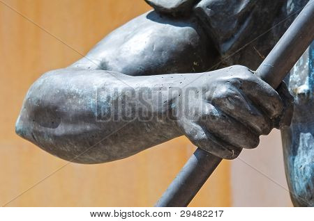 Detail einer Bronzestatue.