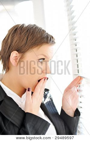 トラフ窓を見てショックを受けた式を持つ若い女