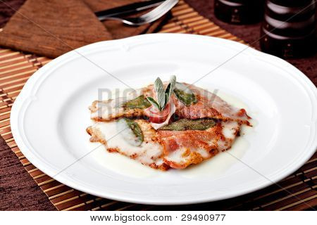 Saltimbocca - dana eti prosciutto ve taze adaçayı yaprakları ile dilim.