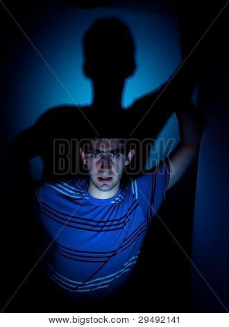 Un uomo con ombra