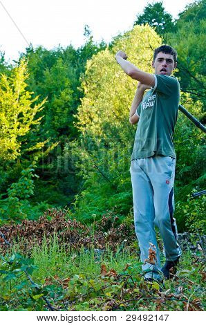 Un ragazzo colpisce con spike