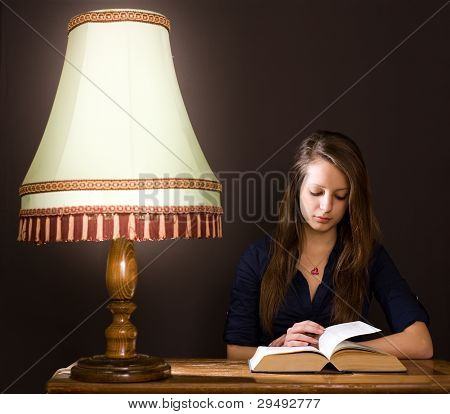 Studium zu Hause spÃ¤t in die Nacht.