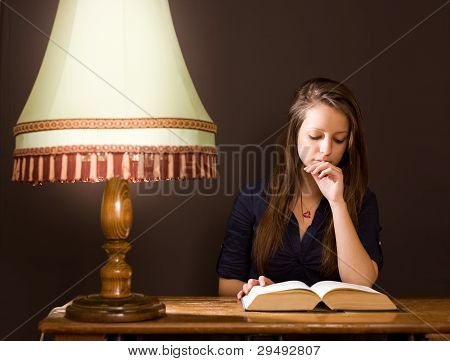 Stuying unbebaut spÃ¤t in die Nacht.