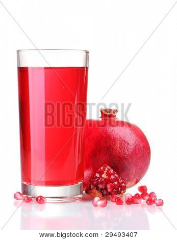 rijpe pomergranate en glas sap geïsoleerd op wit