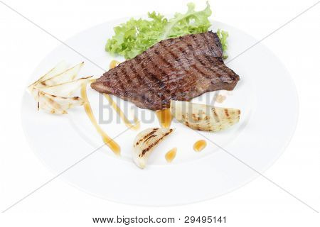 肉料理: ステーキ骨なし分離料理 ov にグリーン レタス サラダ ロースト オニオンと