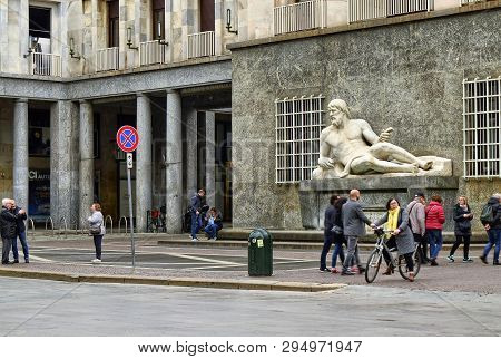 Turin, Tourists Cross Cnl Square.