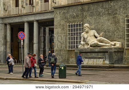 Turin, Tourists Cross Cnl Square.