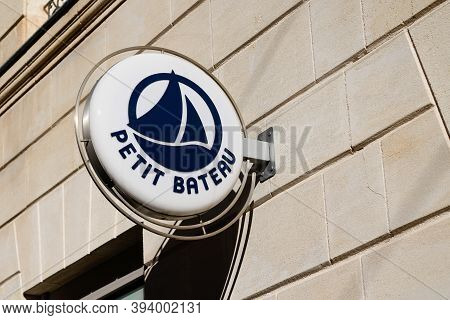 Bordeaux , Aquitaine / France - 11 08 2020 : Petit Bateau Shop Brand Logo And Text Sign On Fashion K