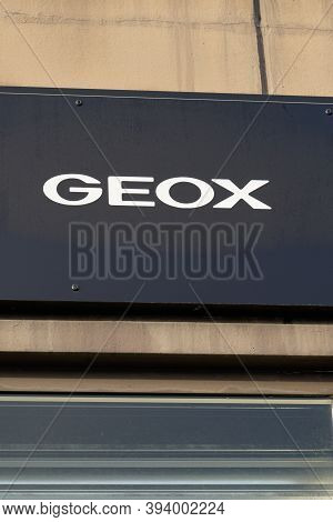 Bordeaux , Aquitaine / France - 11 08 2020 : Geox Shop Sign Text And Logo Front Of Shoes Store Footw