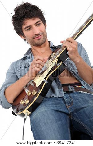 jeune homme jouer de la guitare