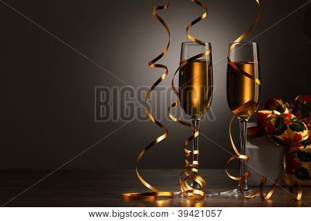 Due bicchieri di champagne pronte a portare nel nuovo anno
