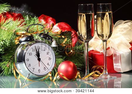Due bicchieri di champagne pronte a portare nel nuovo anno