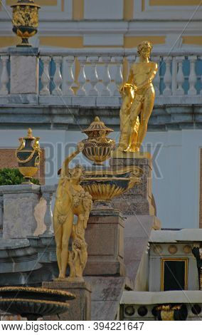 Russia, Peterhof 12,08,2010 Gold Plated Sculptures By Fountains Grand Cascade In Pertergof, Saint-pe