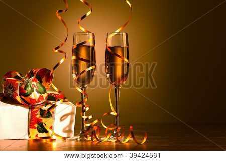 Due bicchieri di champagne pronte a portare nel nuovo anno