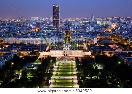 Paris panorama, Frankrike på natten. Visa på fältet i Mars och Montparnasse-tornet från Eiffeltornet.