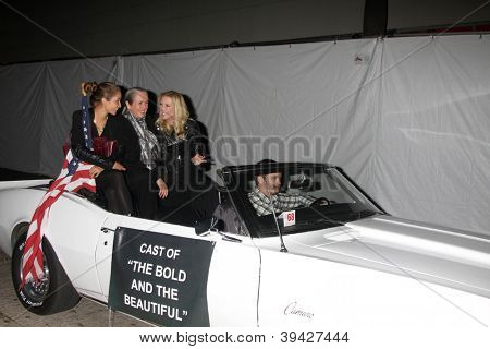 LOS ANGELES - 25 NOV: Zoe Katrina D'Andrea, Judy Lang, Katherine Kelly Lang anländer till 2012 Hol