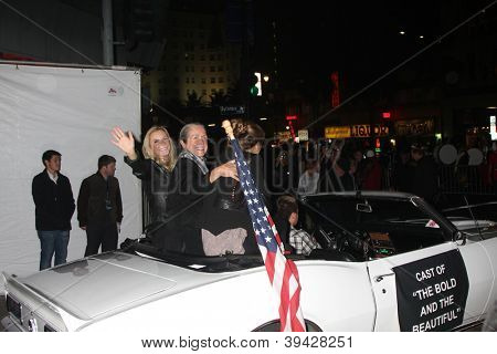 LOS ANGELES - 25 NOV: Zoe Katrina D'Andrea, Judy Lang, Katherine Kelly Lang anländer till 2012 Hol