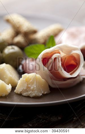 rotoli di Prosciutto prosciutto italiano a bordo rustico