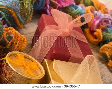 confezioni regalo nella disposizione colorata