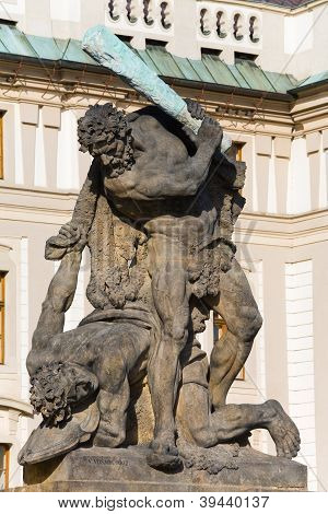 Castello di Hradcany e combattendo Titan statua