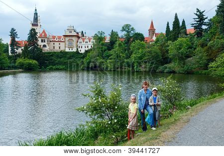 Slottet Pruhonice eller Pruhonicky Zamek sommer se (Prag, Tjekkiet)