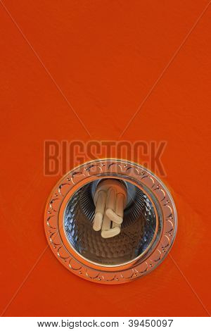 Bombilla de luz sobre fondo naranja