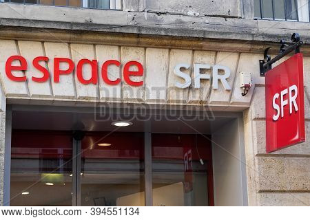Bordeaux , Aquitaine / France - 11 08 2020 : Espace Sfr Logo And Sign Text Front Of Store French Pho